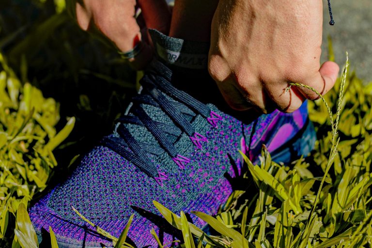 Sportschuh Mensch bindet Sportschuh zu - Foto von Ezequiel Garrido auf Unsplash